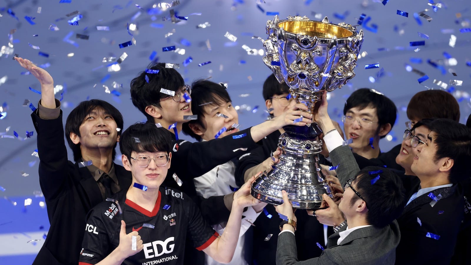 BLG战队3-0横扫GEN，Chovy八强梦碎，BLG强势晋级展望未来